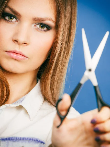 Junger professioneller Friseur mit Schere. — Stockfoto