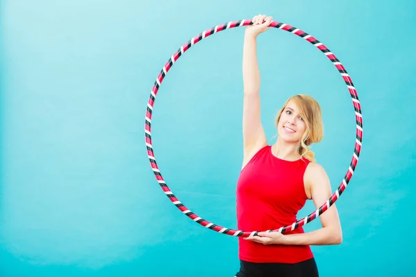 呼啦圈锻炼与合适的女人 — 图库照片