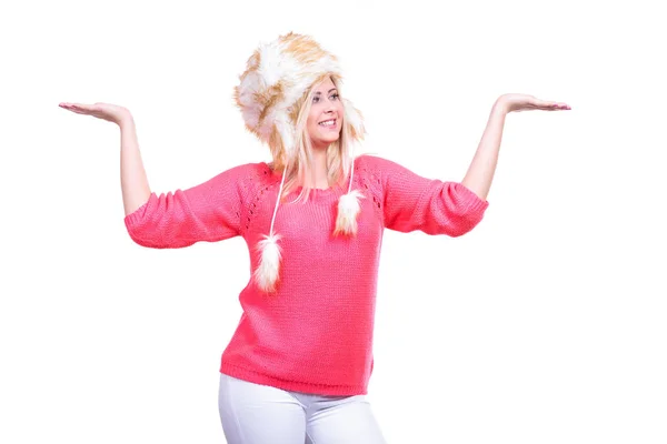 Ελκυστική γυναίκα που φοράει καπέλο γούνινο χειμώνα — Φωτογραφία Αρχείου