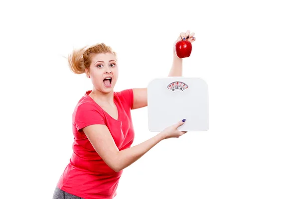 Mujer sosteniendo manzana y máquina de peso —  Fotos de Stock