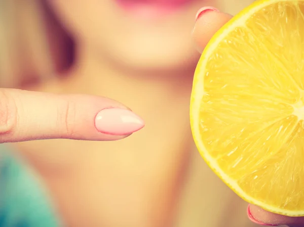 Mulher segurando limão fruta ou laranja — Fotografia de Stock