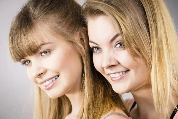 Två glada kvinnor vänner att ha kul — Stockfoto