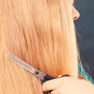 Sarışın kız yeni saç görüntü yapar.