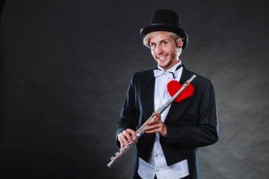 Erkek flütçü flüt ve kalp ile. Melodi seviyorum