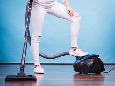 Kadın bacakları ve elektrikli süpürge