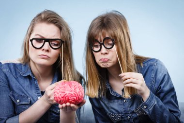 Düşünme iki çılgın kadın arkadaş