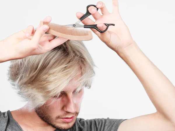 Homem com tesoura e pente criando novo coiffure — Fotografia de Stock