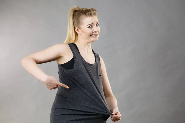 Mujer vistiendo camiseta demasiado grande —  Fotos de Stock