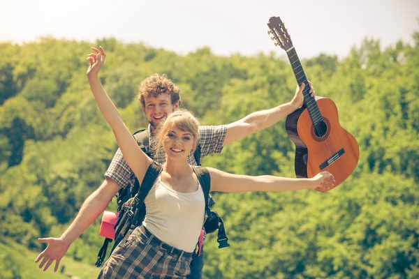 屋外のギターで幸せ観光カップル — ストック写真
