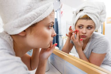 Akne başa ayna arayan kadın