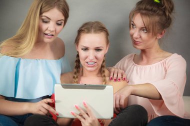 Üç kadın tablet kullanma