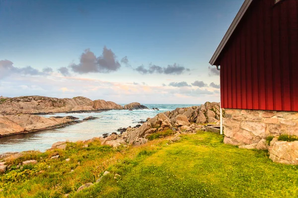 Casas en la costa cerca del faro de Lindesnes — Foto de Stock