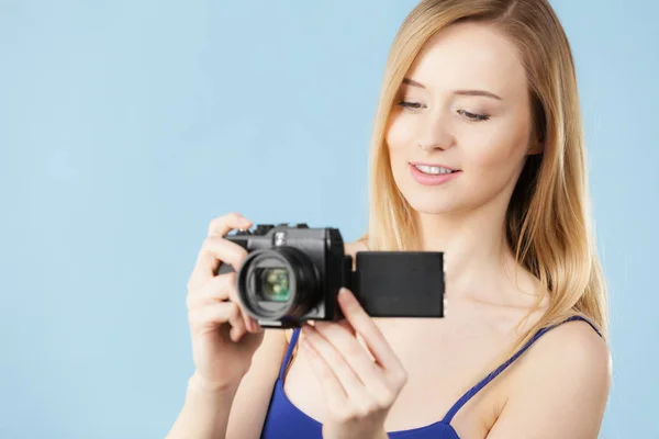 Blonde Frau mit Kamera auf blau — Stockfoto