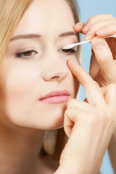 Mujer consiguiendo maquillaje hecho por artista — Foto de Stock