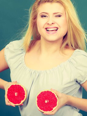 Kadın greyfurt narenciye meyve meme üzerinde tutar