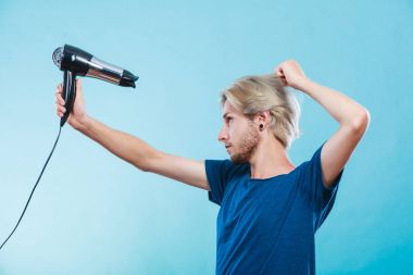Saç kurutma makinesi ile trendy adam