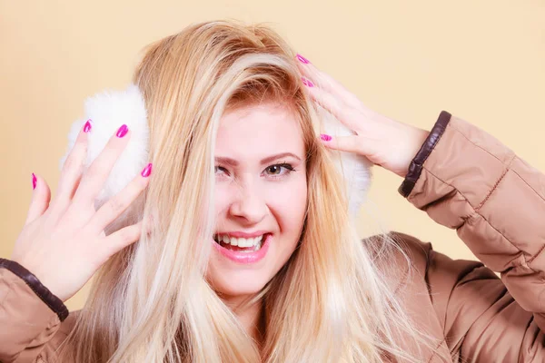 Szőke nő téli fülvédő és kabát. — Stock Fotó
