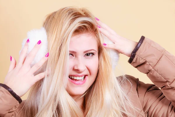 Mujer rubia en orejeras de invierno y chaqueta . — Foto de Stock