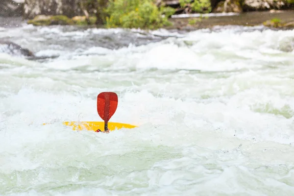 Canoagem de montanha de água branca extrema — Fotografia de Stock