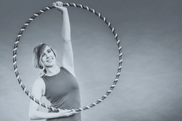 Fit žena s hula hoop dělat cvičení — Stock fotografie