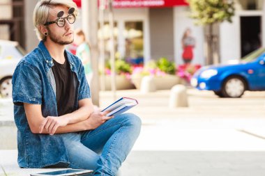 Hipster adam kenarında oturan defter