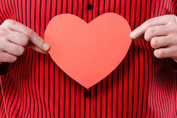 Manos de hombre sosteniendo el corazón de papel —  Fotos de Stock