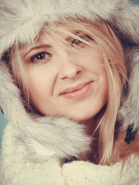 Mujer rubia en invierno sombrero peludo —  Fotos de Stock