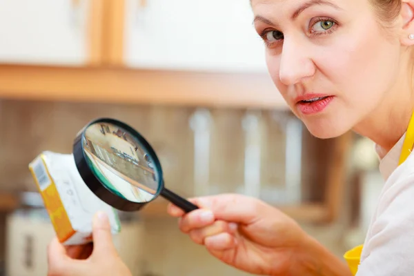 Mujer inspeccionando mantequilla con lupa . —  Fotos de Stock