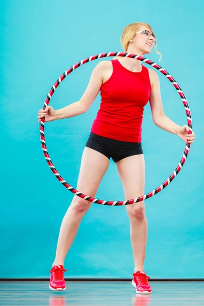 Uygun egzersiz yaparak hula hoop kadınla — Stok fotoğraf