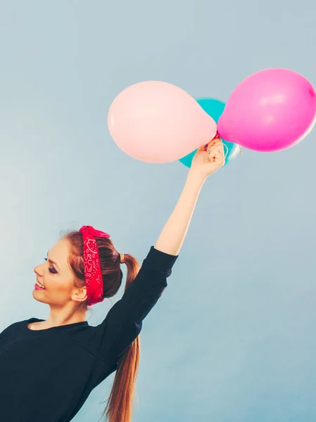 Härlig leende flicka håller färgglada ballonger. — Stockfoto