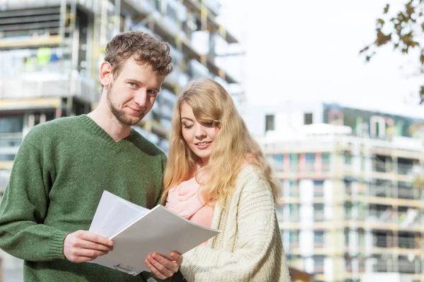 Par på framsidan av byggarbetsplats. Fastigheter — Stockfoto