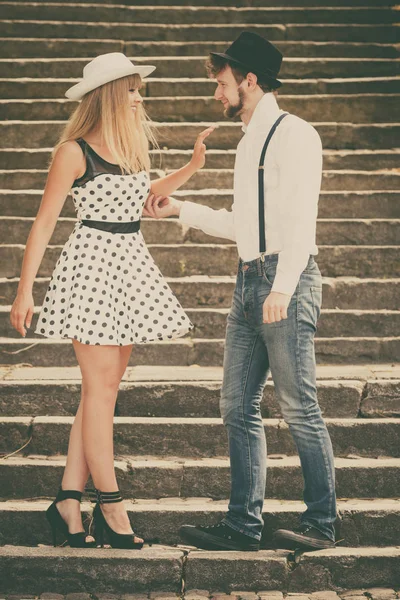 Kochający, para w stylu retro flirty na schodach — Zdjęcie stockowe