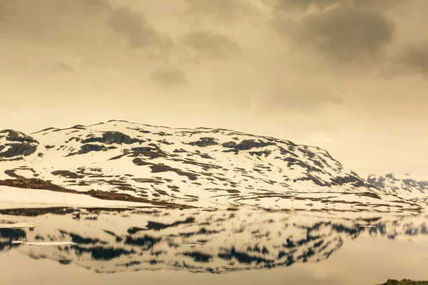 Norwegen malerische Berge mit zugefrorenem See. — Stockfoto