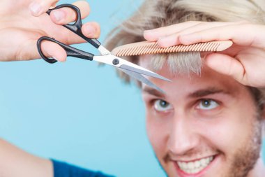 Adam makas ve tarak yeni saç modeli oluşturma