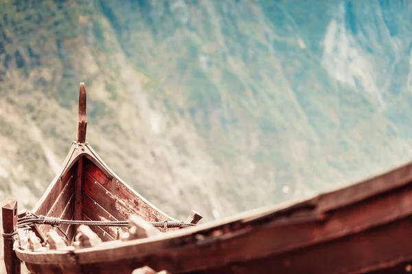 Частина старого дерев'яного човна вікінгів у північно-західній природі. — стокове фото