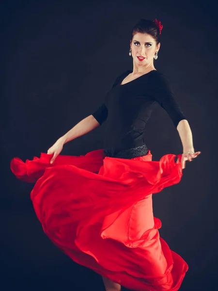 Красивая женщина танцует восточный танец . — стоковое фото