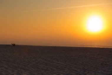 Güzel kırmızı günbatımı deniz yüzeyi üzerinde