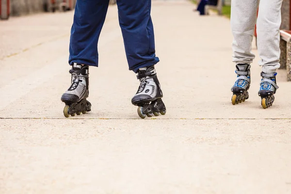 Freunde draußen haben Spaß beim gemeinsamen Inlineskaten. — Stockfoto