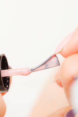 Güzellik salonunda manikür yaptıran bir kadın..