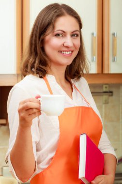 Kadın aşçı rahatlatıcı mutfak.