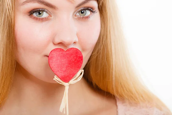 Blonde schöne Mädchen bedeckt ihren Mund auswendig. — Stockfoto