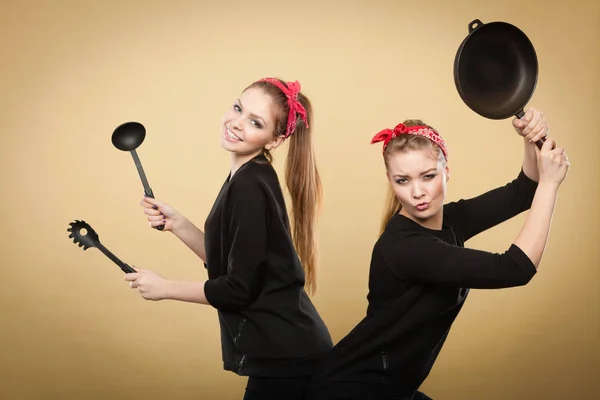 Женщины в стиле ретро развлекаются с кухонными принадлежностями . — стоковое фото