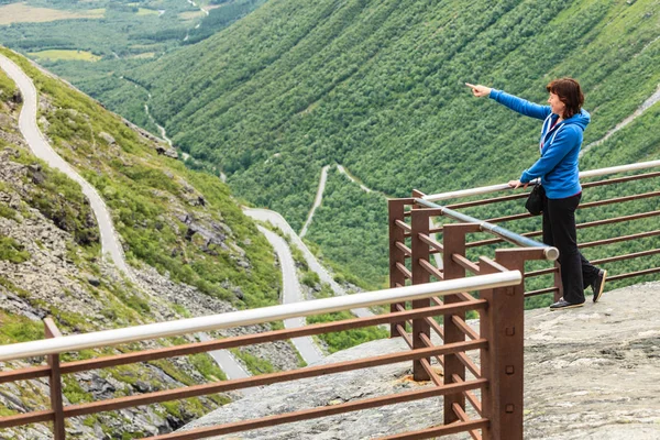 Turisztikai nő a Trollstigen szempontból, Norvégia — Stock Fotó