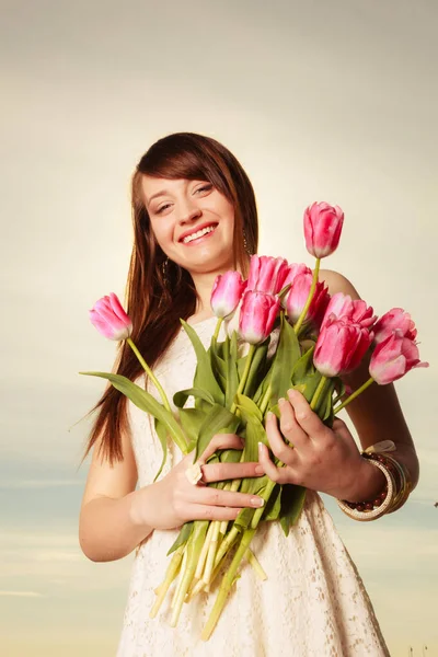 Porträt einer Frau mit Blumen am Strand — Stockfoto