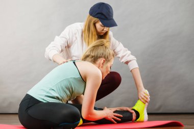 Eğitmen ile bacak germe spor giyim kadın