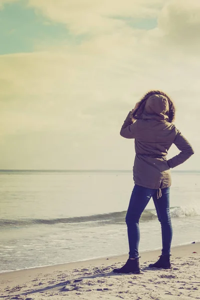 Mujer relajante en la playa, día frío — Foto de Stock