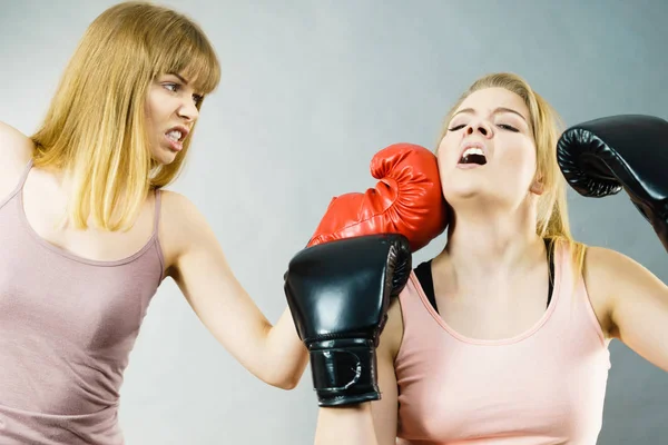 Δύο επιθετικές γυναίκες έχοντας αγώνα πυγμαχίας — Φωτογραφία Αρχείου