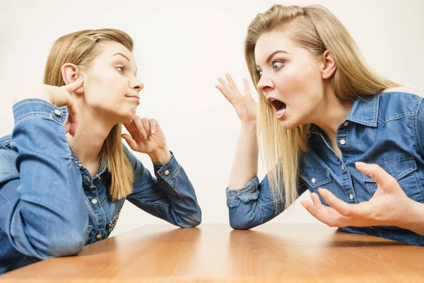 Две женщины ссорятся — стоковое фото