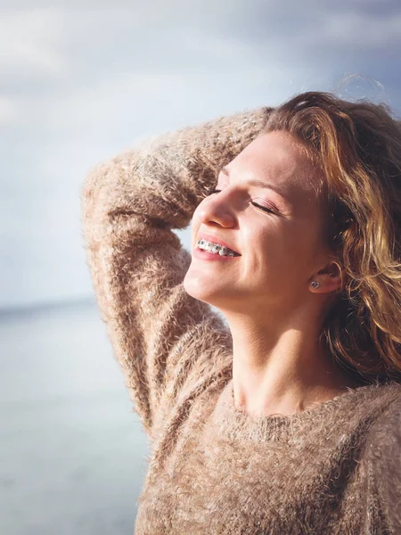 Szczęśliwa kobieta outdoor noszenie sweter — Zdjęcie stockowe