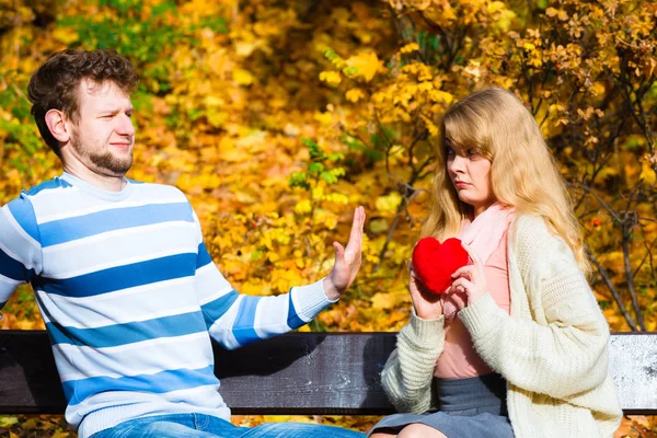 Kobieta wyznać miłość do człowieka na ławce w parku. — Zdjęcie stockowe